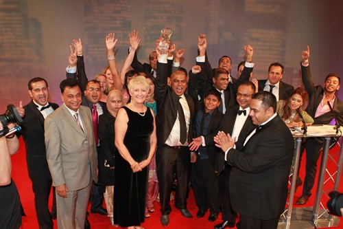 Rt Hon Angela Watkinson MP Lord Commissioner HM Treasury And Chairman Of Spice Times Moinul Huassain Presenting The National Winners Trophy To Jahan Manager Of The Tarana Restaurant Along With Supporte